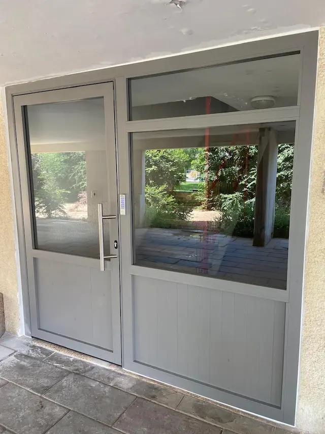 דלתות כניסה